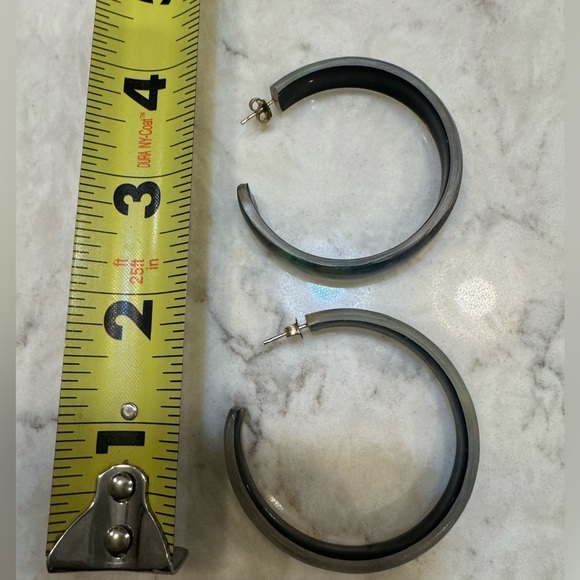 Alexis Bittar RARE peacock feather lucite 2” hoop earrings STUNNING - Picture 3 of 9